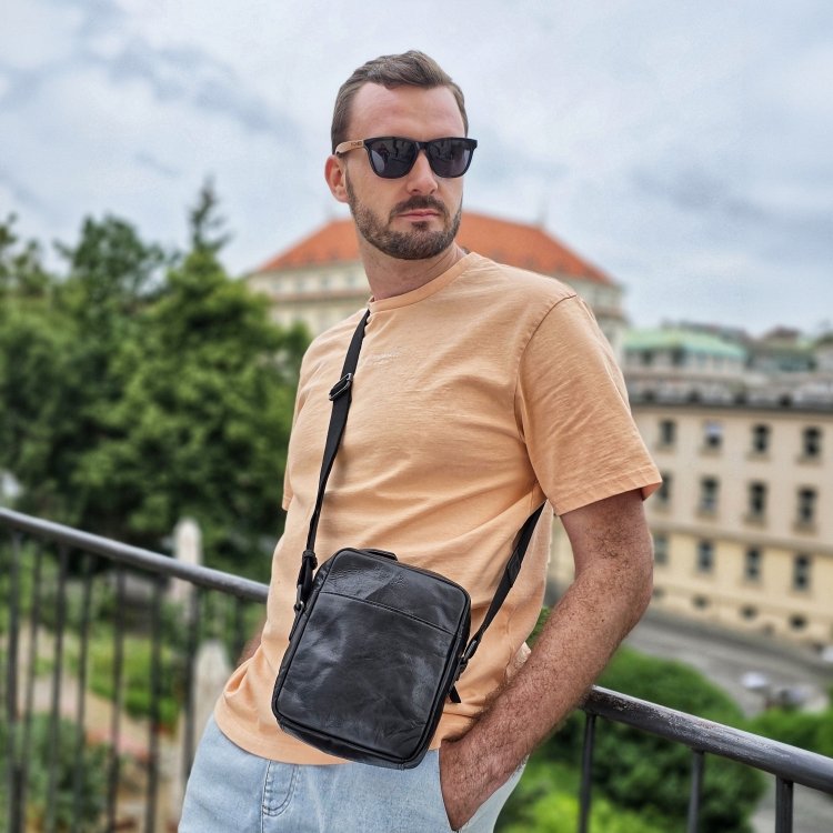 Malá kožená crossbody Poyem materiál kože zapínanie na zips farba čierna veľkosť malá 2213 Poyem C Lifestyle