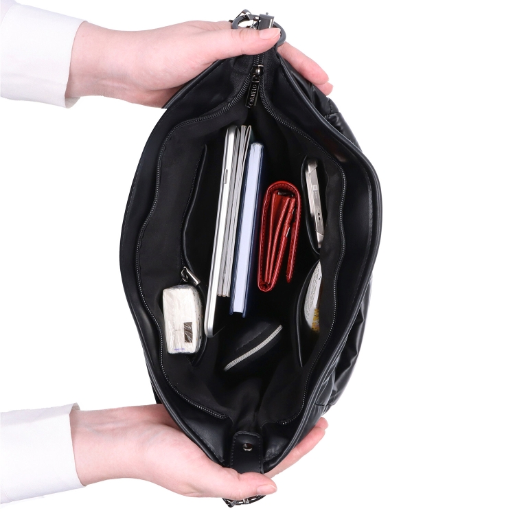Mäkká kabelka s prešívaním a elegantným štýlom Carmelo materiál nylon zapínanie na zips farba metalíza veľkosť stredná 4383 BR Vnútro