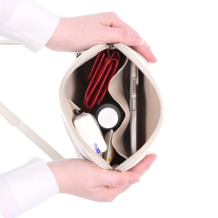 Minimalistická kožená crossbody kabelka na každý deň Noelia Bolger materiál kože zapínanie na zips farba biela veľkosť malá NB 0116 OW Vnútro