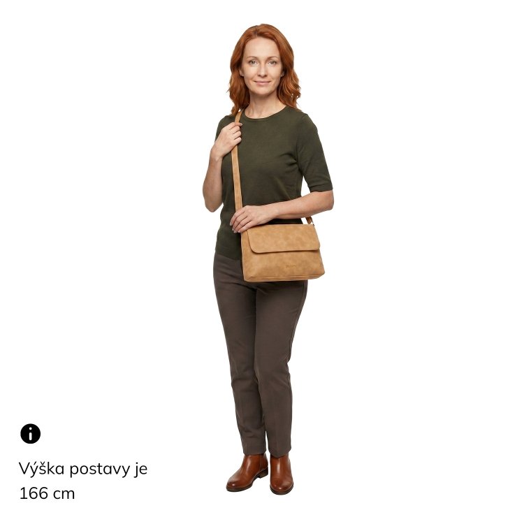 Praktická crossbody kabelka s klopou Tangerin materiál syntetická koža zapínanie na cvok farba koňaková veľkosť stredná 1116 CAM Na postave