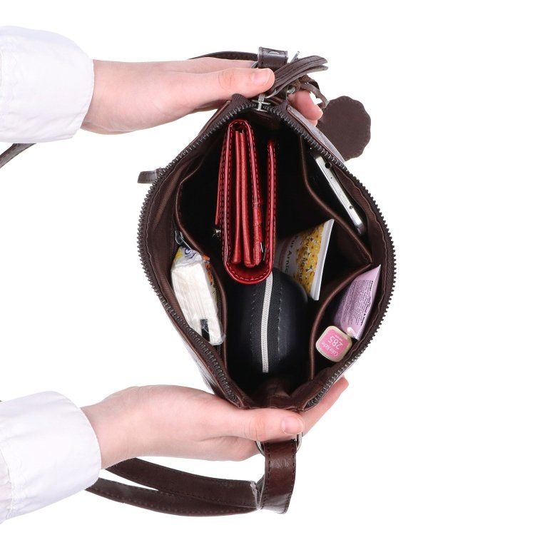 Kožená crossbody kabelka s príveskom Noelia Bolger materiál kože zapínanie na zips farba hnedá veľkosť malá NB 3100 H Vnútro