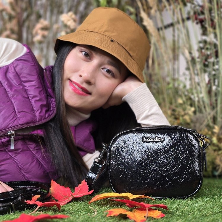 Malá crossbody kabelka so štruktúrovaným povrchom Le Sands materiál syntetická koža zapínanie na zips farba čierna veľkosť malá 4372 C Lifestyle