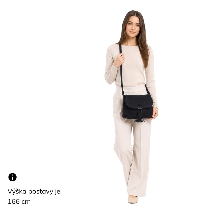 Štýlová crossbody kabelka s praktickou klopou Carmelo materiál syntetická koža zapínanie na zips farba čierna veľkosť malá 4661 C Na postave