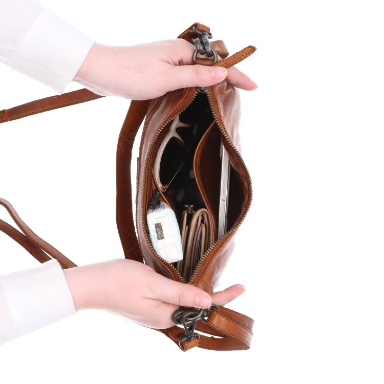 Módna kožená kabelka s dvoma popruhmi Noelia Bolger materiál kože zapínanie na zips farba koňaková veľkosť malá NB 2425 KO Na postave