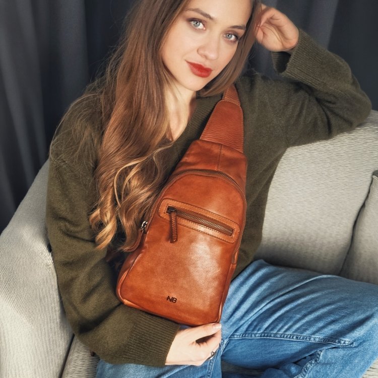 Kožený crossbody bodybag s variabilným nosením Noelia Bolger materiál kože zapínanie na zips farba koňaková veľkosť malá NB 2034 KO Lifestyle