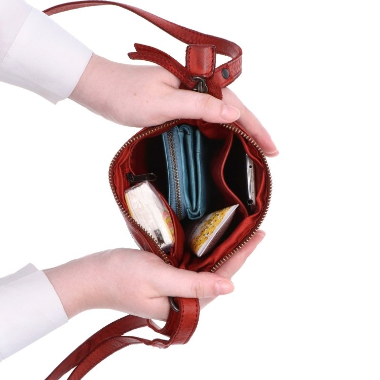 Elegantná kožená crossbody kabelka Noelia Bolger materiál kože zapínanie na zips farba červená veľkosť malá NB 2415 CV Vnútro