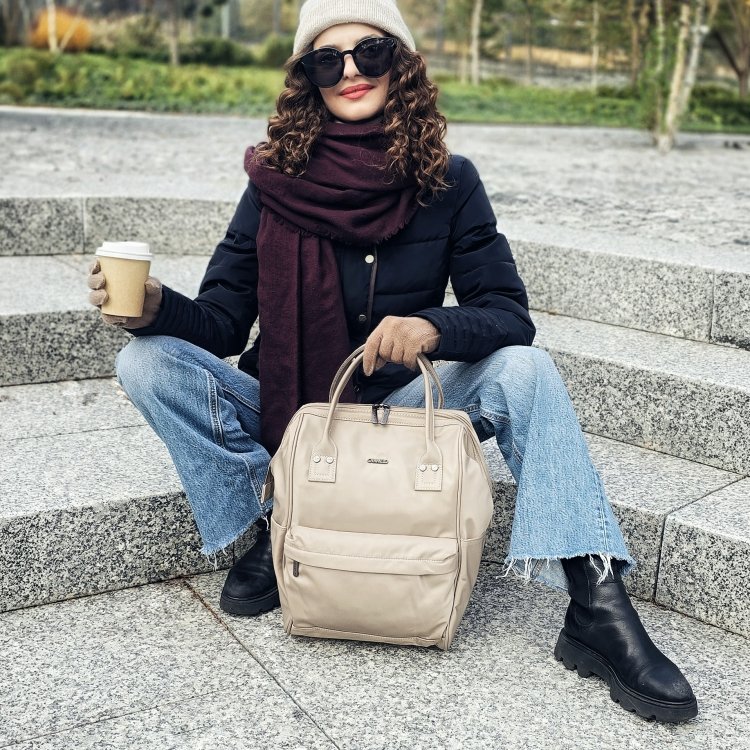 Veľký praktický batoh Carmelo Carmelo materiál nylon zapínanie na zips farba taupe veľkosť veľká 4319 T Lifestyle