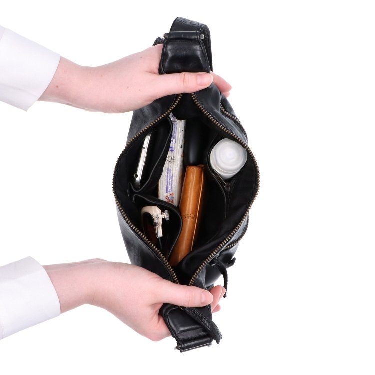 Malá kožená moonbag kabelka Noelia Bolger materiál kože zapínanie na zips farba čierna veľkosť malá NB 2411 C Vnútro