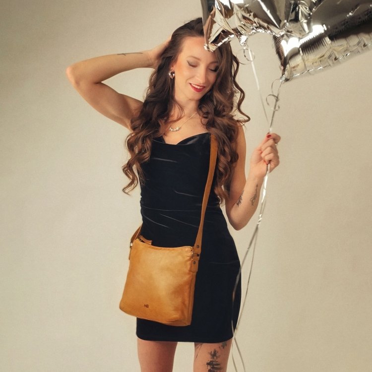 Kožená crossbody kabelka s moderným dizajnom Noelia Bolger materiál kože zapínanie na zips farba žltá veľkosť malá NB 2400 ZLU Lifestyle