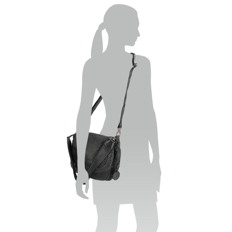 Kožená crossbody kabelka so zdobenou chlopňou Noelia Bolger materiál kože zapínanie s chlopňou farba čierna veľkosť stredná NB 2030 C Na postave