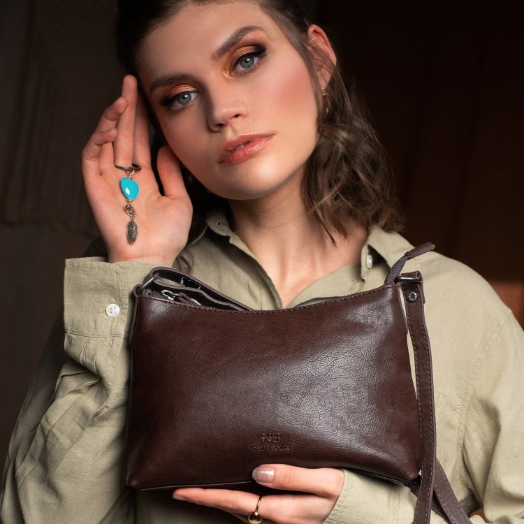 Malá kožená kabelka s príveskom Noelia Bolger materiál kože zapínanie na zips farba hnedá veľkosť malá NB 3101 H Lifestyle