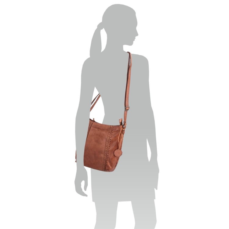 Kožená kabelka s perforáciou a nastaviteľným crossbody popruhom Noelia Bolger materiál kože zapínanie na zips farba koňaková veľkosť stredná NB 2029 KO Na postave