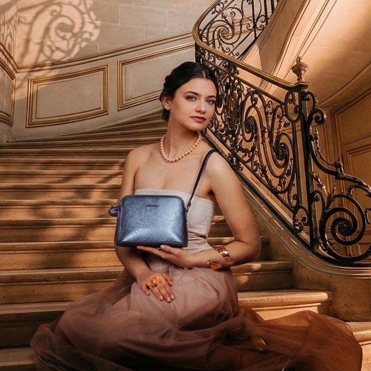 Malá crossbody kabelka s minimalistickým dizajnom Le Sands materiál syntetická koža zapínanie na zips farba modrá veľkosť malá 4611 TM Lifestyle