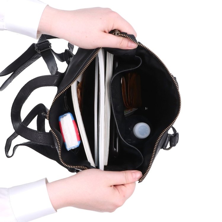 Kožený mestský batoh s praktickými uchami Noelia Bolger materiál kože zapínanie na zips farba čierna veľkosť stredná NB 2424 C Vnútro