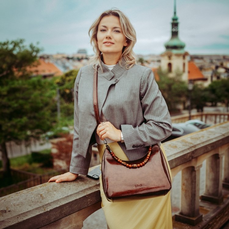 Kabelka cez rameno aj crossbody s odnímateľnými popruhmi Le Sands materiál syntetická koža zapínanie na zips farba hnedá veľkosť stredná 4637 H Lifestyle