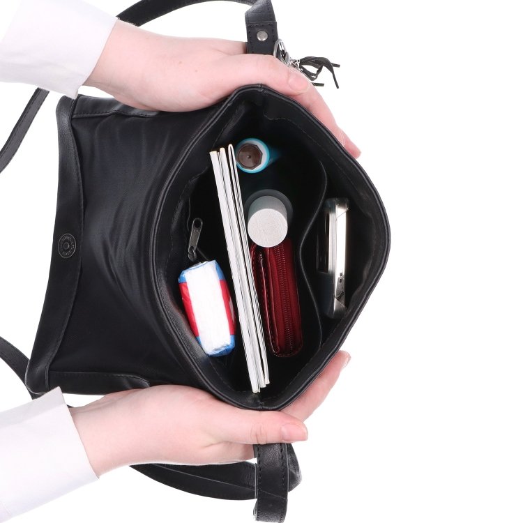 Kožená crossbody kabelka s chlopňou a príveskom Noelia Bolger materiál kože zapínanie s chlopňou farba čierna veľkosť malá NB 3108 C Vnútro