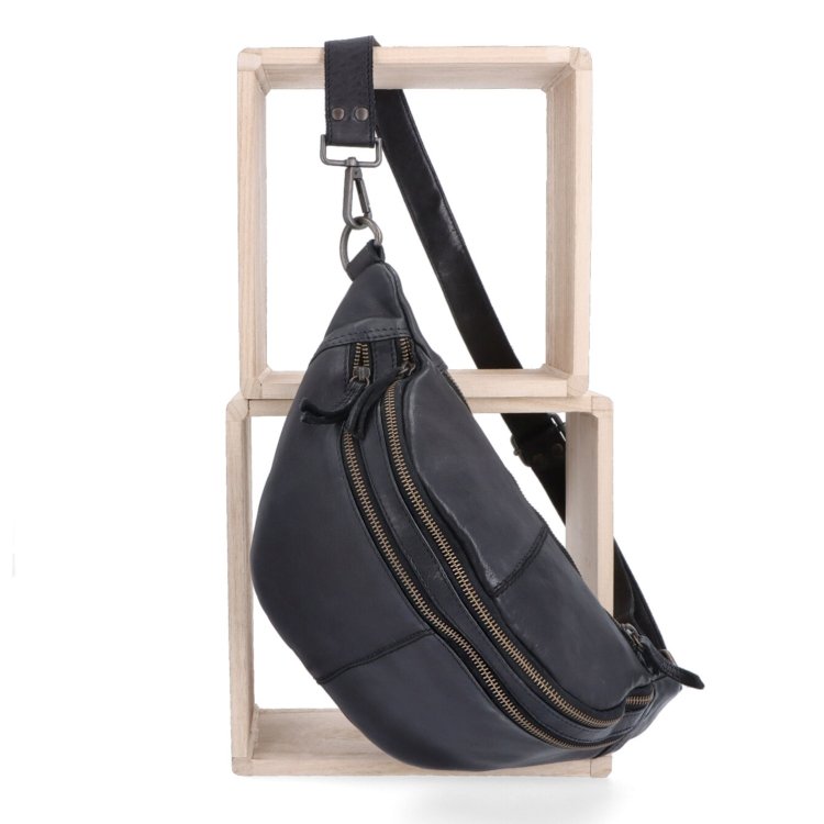 Moderná kožená crossbody ľadvinka s dvoma zipsami Noelia Bolger materiál kože zapínanie na zips farba čierna veľkosť stredná NB 2035 C