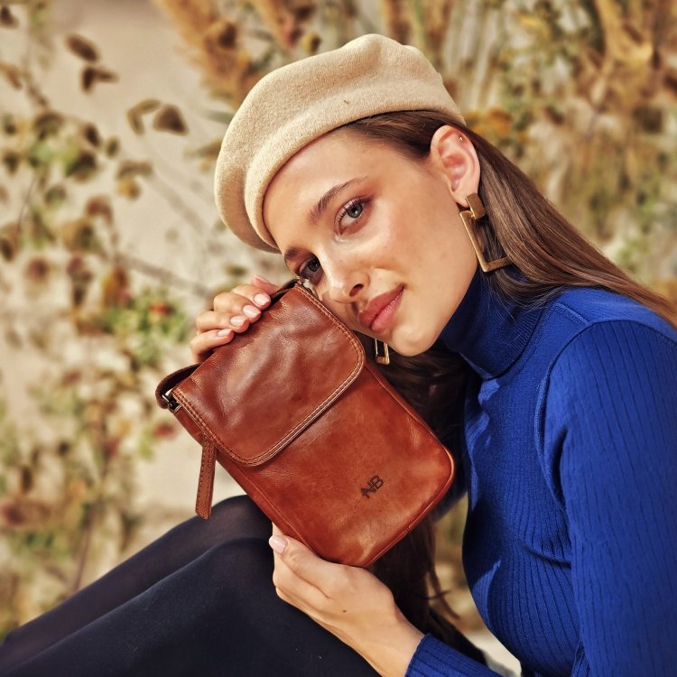 Kožená crossbody taška s chlopňou Noelia Bolger materiál kože zapínanie s chlopňou farba koňaková veľkosť malá NB 2418 KO Lifestyle