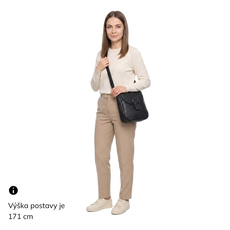 Syntetická crossbody kabelka s výraznou sponou Carmelo materiál syntetická koža zapínanie s chlopňou farba čierna veľkosť stredná 4363 C Na postave