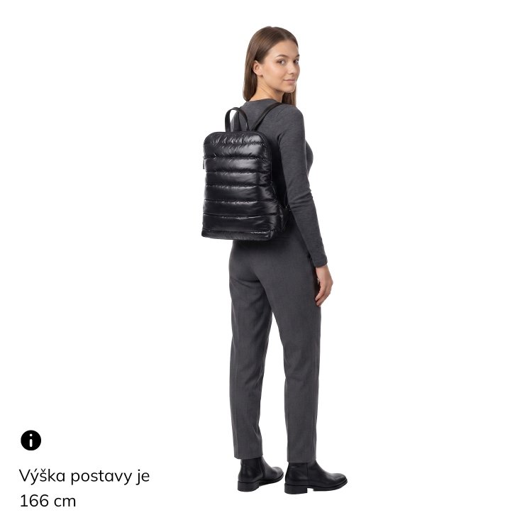 Prešívaný batoh z nadýchaného nylonu Carmelo materiál nylon zapínanie na zips farba metalíza veľkosť stredná 4384 BR Na postave