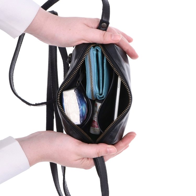 Minimalistická kožená crossbody kabelka Noelia Bolger materiál kože zapínanie na zips farba čierna veľkosť malá NB 2417 C Vnútro