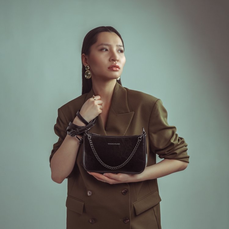 Kožená kabelka cez rameno Noelia Bolger materiál kože zapínanie na zips farba čierna veľkosť malá NB 0084 C Lifestyle