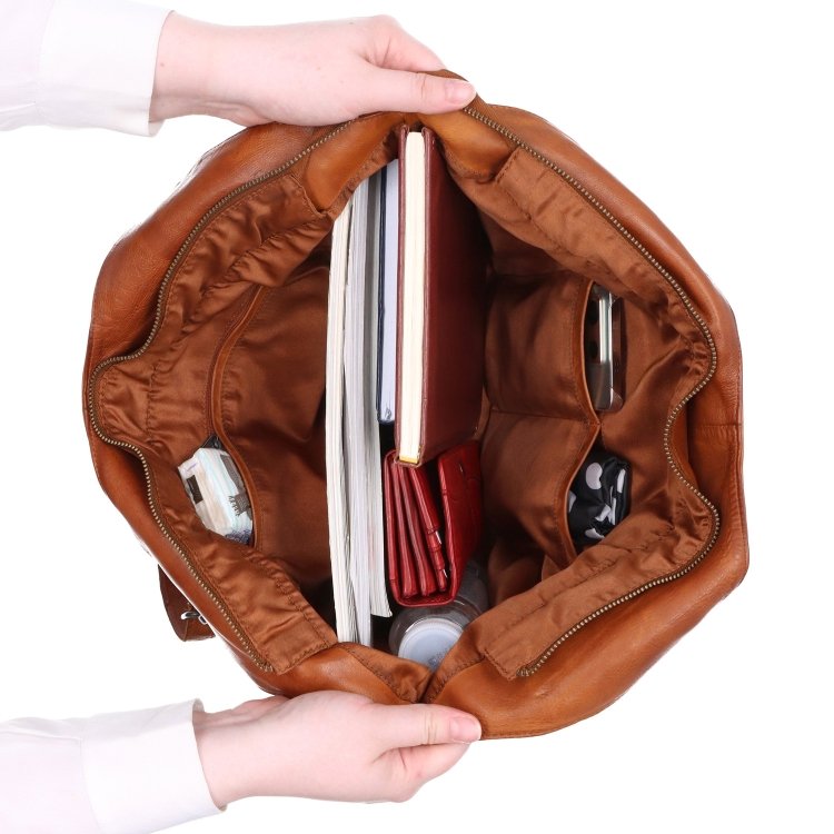 Veľká kožená kabelka s uchami a crossbody popruhom Noelia Bolger materiál kože zapínanie na zips farba koňaková veľkosť veľká NB 2429 KO Vnútro