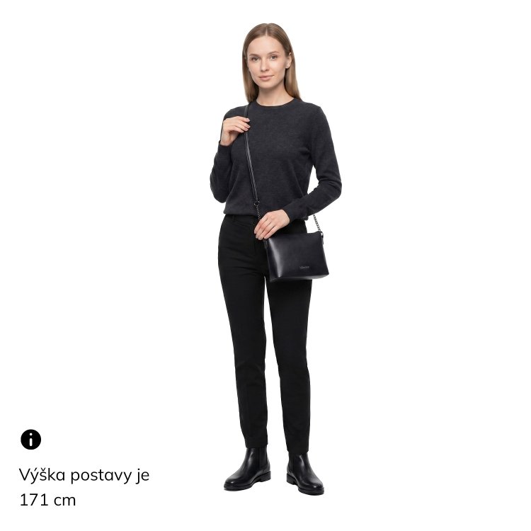 Elegantná kabelka s dekoratívnym retiazkom na popruhu Le Sands materiál syntetická koža zapínanie na zips farba sivá veľkosť malá 4612 ANT Na postave