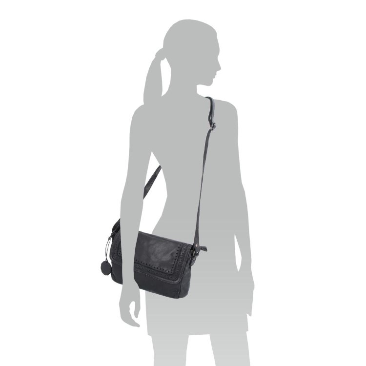 Dizajnová kožená crossbody kabelka s chlopňou Noelia Bolger materiál kože zapínanie na zips farba čierna veľkosť malá NB 2026 C Na postave