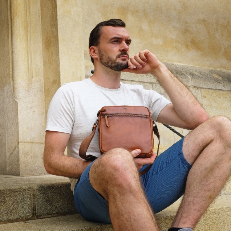 Kožená crossbody taška Poyem materiál kože farba koňaková veľkosť malá 2206 Poyem KO Lifestyle