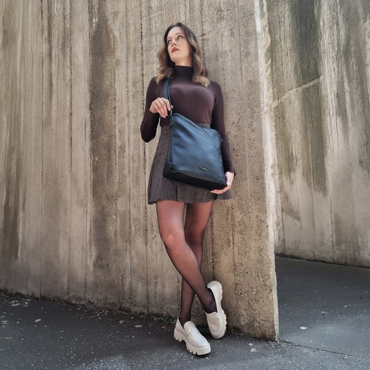 Asymetrická crossbody kabelka s prešívaním Tangerin materiál syntetická koža zapínanie na zips farba čierna veľkosť stredná 8023 C Lifestyle