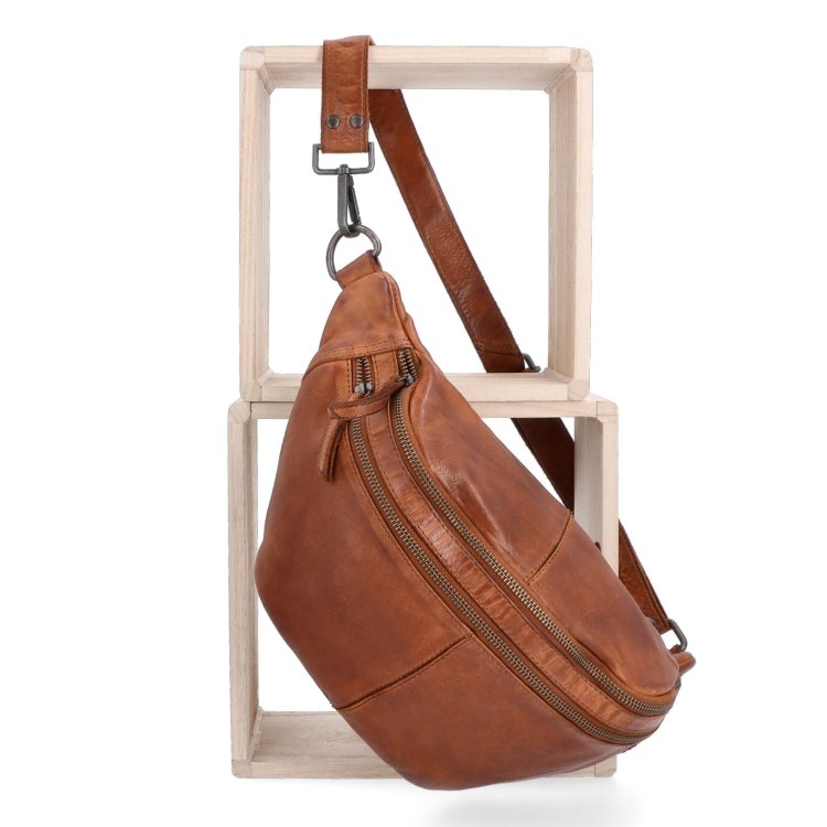 Moderná kožená crossbody ľadvinka s dvoma zipsami Noelia Bolger materiál kože zapínanie na zips farba koňaková veľkosť stredná NB 2035 KO