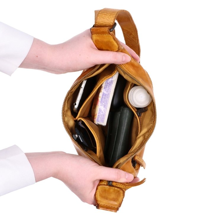 Malá kožená moonbag kabelka Noelia Bolger materiál kože zapínanie na zips farba žltá veľkosť malá NB 2411 ZLU Vnútro