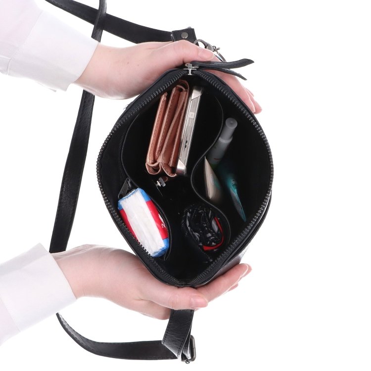 Kožená crossbody kabelka s vreckom a príveskom Noelia Bolger materiál kože zapínanie na zips farba čierna veľkosť malá NB 3105 C Vnútro