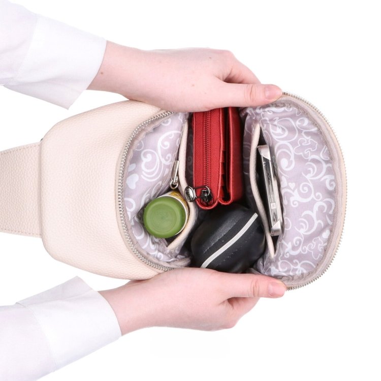Praktický bodybag so zipsom Carmelo materiál syntetická koža zapínanie na zips farba čierna veľkosť stredná 4356 C Vnútro