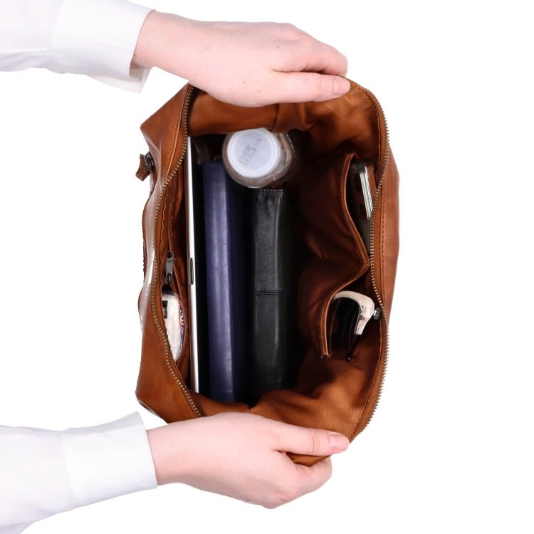 Kožená kabelka cez rameno v tvare polmesiaca Noelia Bolger materiál kože zapínanie na zips farba koňaková veľkosť stredná NB 2410 KO Vnútro