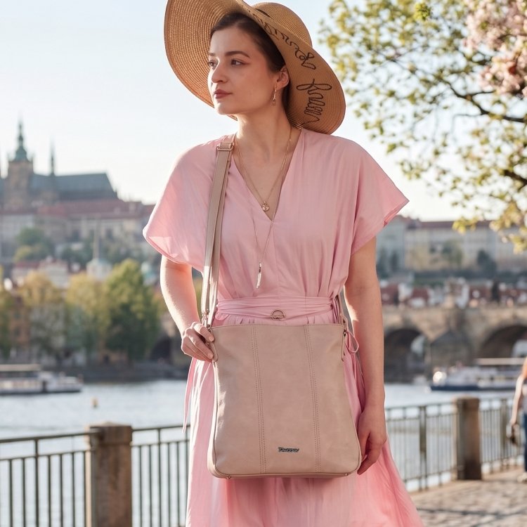 Crossbody kabelka s prešívaním Tangerin materiál syntetická koža zapínanie na zips farba ružová veľkosť stredná 8004 LI Lifestyle