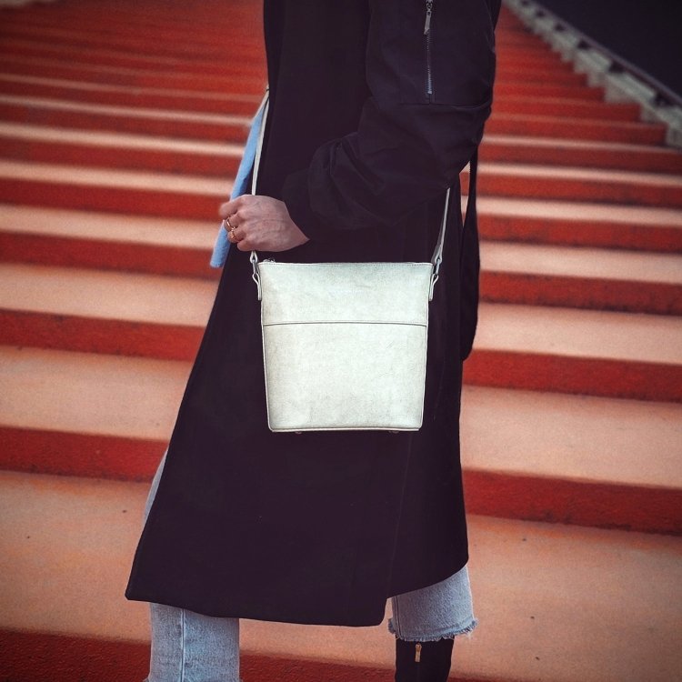 Luxusná kožená crossbody kabelka Noelia Bolger materiál kože zapínanie na zips farba biela veľkosť malá NB 0077 OW Lifestyle