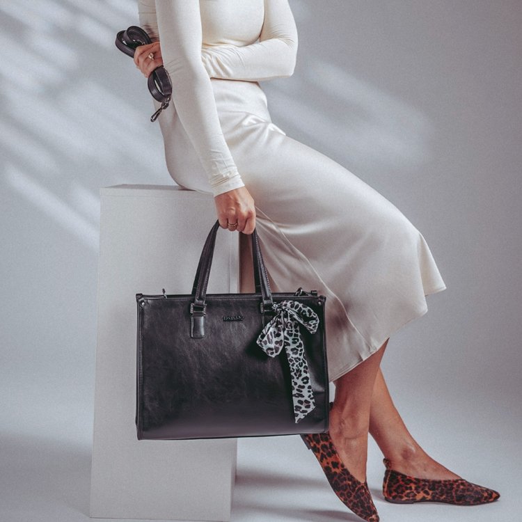 Elegantná kabelka do ruky s ozdobnou šatkou Le Sands materiál syntetická koža zapínanie na zips farba čierna veľkosť veľká 7727 C Lifestyle