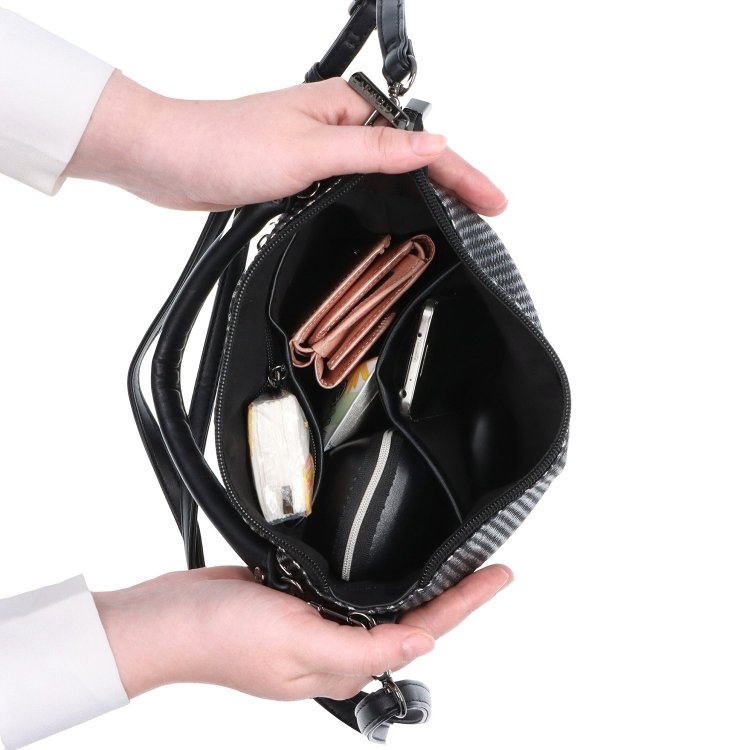 Štýlová crossbody kabelka s originálnym vzorom Carmelo materiál syntetická koža zapínanie na zips farba metalíza veľkosť malá 4380 BR Vnútro