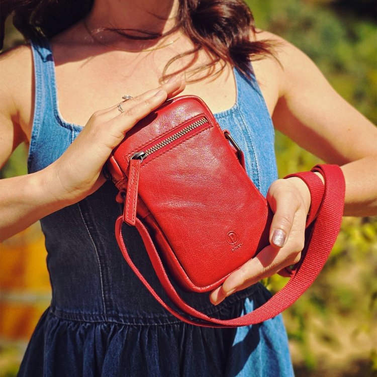 Malá kožená crossbody Poyem materiál kože zapínanie na zips farba červená veľkosť malá 2220 Poyem CV Lifestyle