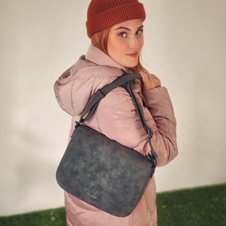 Elegantná crossbody kabelka s chlopňou Tangerin materiál syntetická koža zapínanie na zips farba sivá veľkosť stredná 1115 ANT Lifestyle