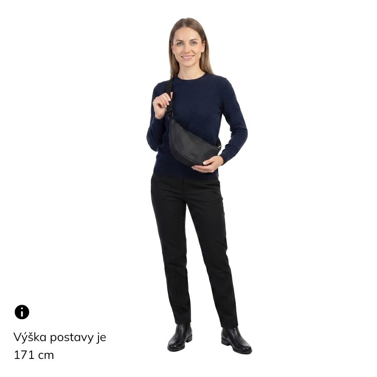 Malá nylonová kabelka typu moonbag Carmelo materiál nylon zapínanie na zips farba červená veľkosť malá 6609 CV Na postave
