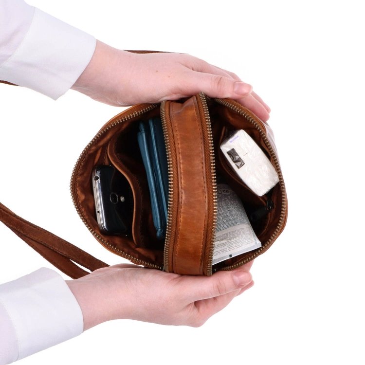 Kvalitná kožená crossbody kabelka Noelia Bolger materiál kože zapínanie na zips farba koňaková veľkosť malá NB 2408 KO Vnútro