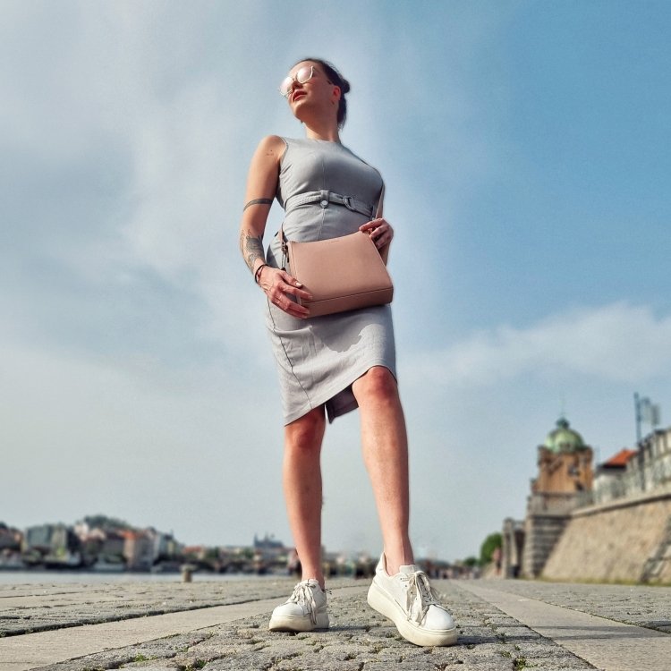 Kožená kabelka crossbody Noelia Bolger Noelia Bolger materiál kože zapínanie na zips farba nude veľkosť malá NB 0097 N Lifestyle