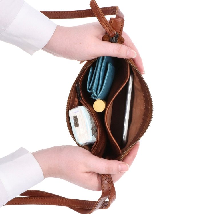 Malá elegantná kožená crossbody kabelka Noelia Bolger materiál kože zapínanie na zips farba koňaková veľkosť malá NB 2420 KO Vnútro