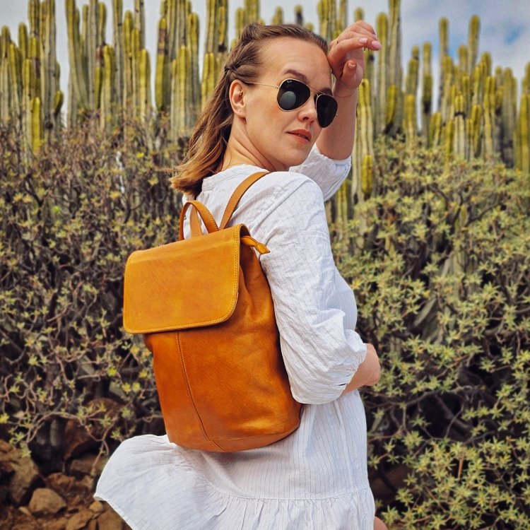 Kožený mestský batoh s chlopňou Noelia Bolger materiál kože zapínanie na zips farba žltá veľkosť stredná NB 2401 ZLU Lifestyle