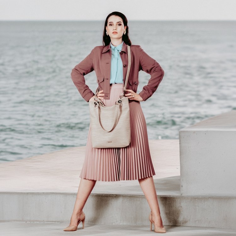 Mestská kabelka s odnímateľným crossbody popruhom Carmelo materiál syntetická koža zapínanie na zips farba béžová veľkosť stredná 4395 BE Lifestyle