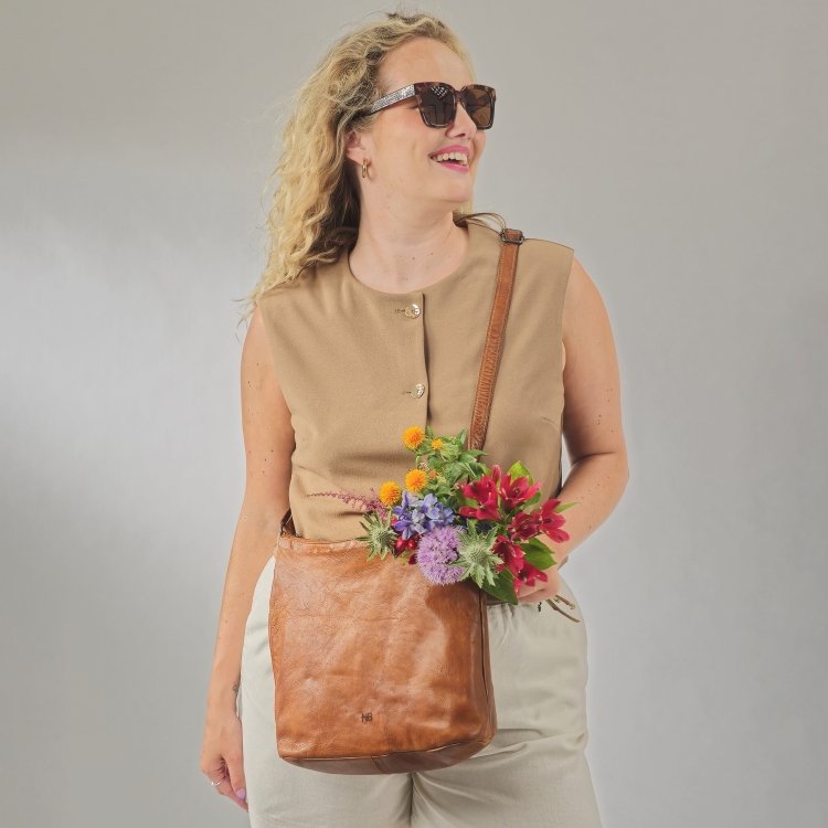 Nadčasová kožená kabelka cez rameno Noelia Bolger materiál kože zapínanie na zips farba koňaková veľkosť stredná NB 2405 KO Lifestyle