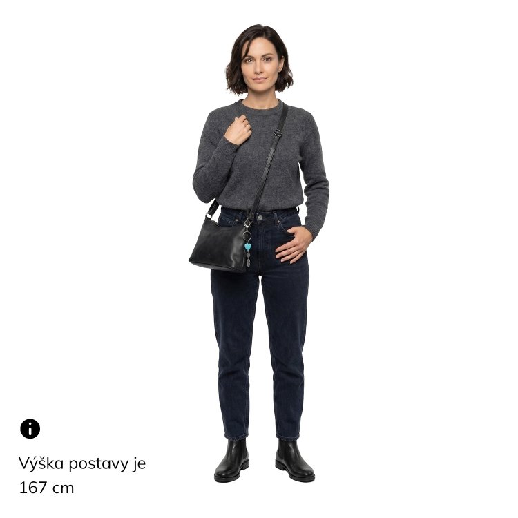 Malá kožená kabelka s príveskom Noelia Bolger materiál kože zapínanie na zips farba čierna veľkosť malá NB 3101 C Na postave